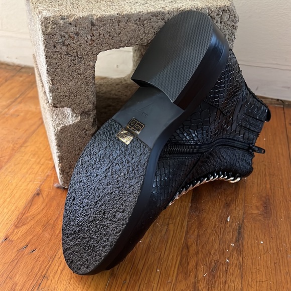 Jeffrey Campbell boots - Picture 2 of 4